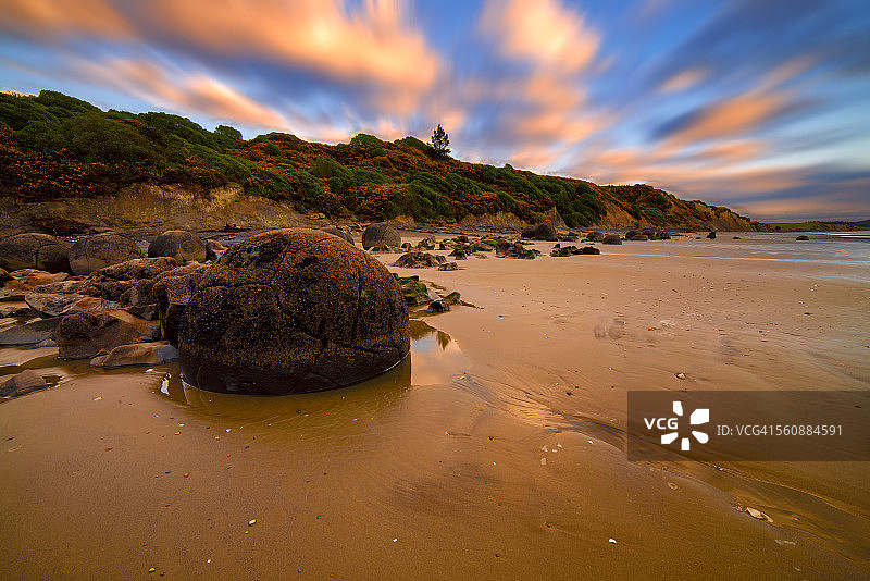 摩拉基海滩的迷人早晨图片素材