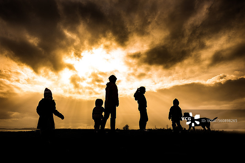 日落家庭图片素材