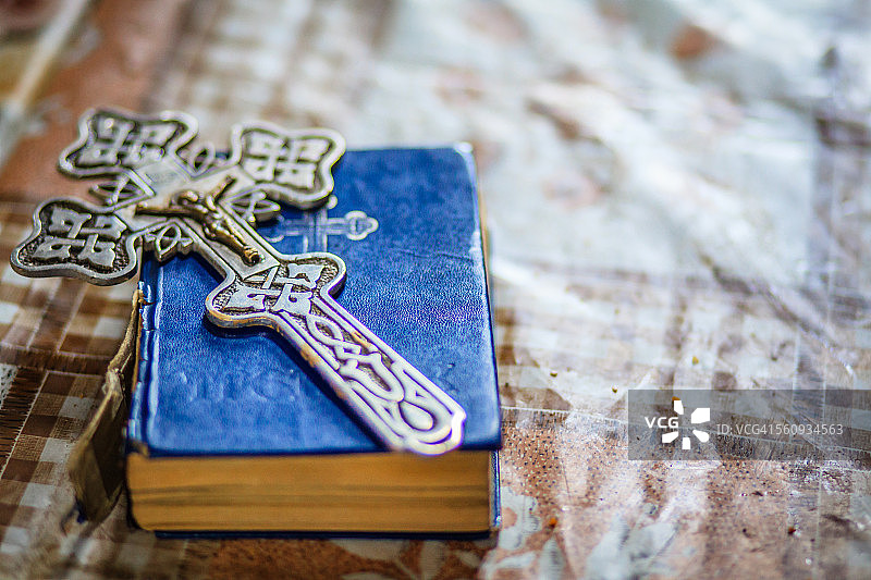 圣经上的十字架图片素材