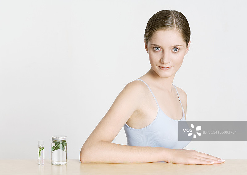 草药酊剂的女人图片素材