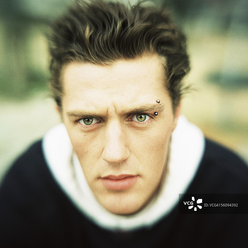 青年男子面部特写肖像图片素材