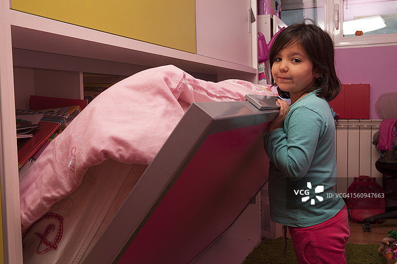 女孩在操作折叠床图片素材