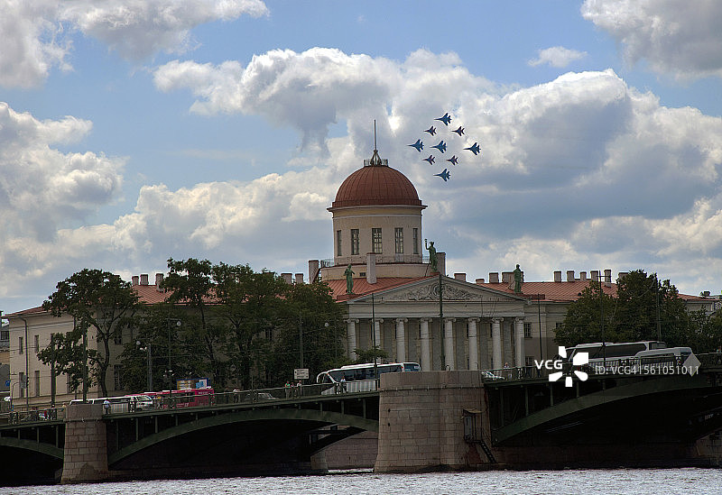 俄罗斯骑士和雨燕飞越圣彼得堡图片素材