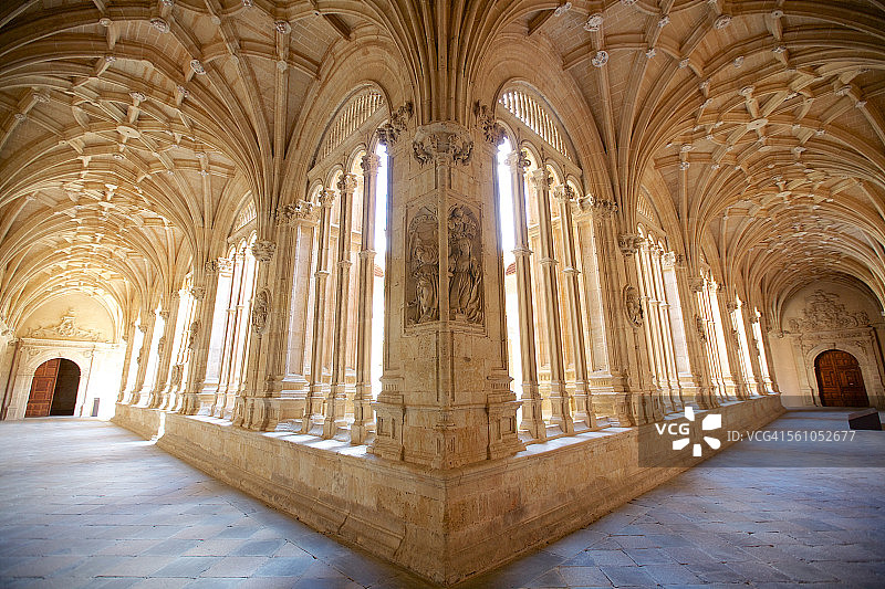 萨拉曼卡圣埃斯特万教堂的拱门和窗户图片素材