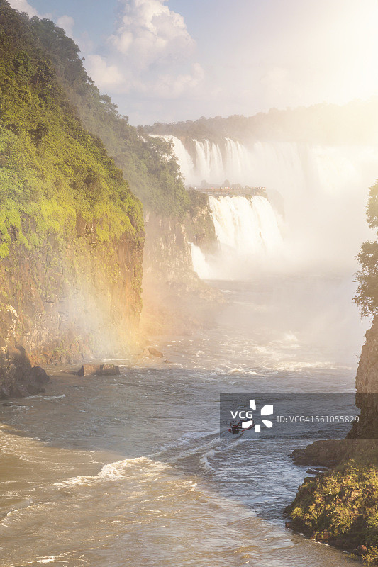 伊瓜苏国家公园的乘船游览和彩虹图片素材