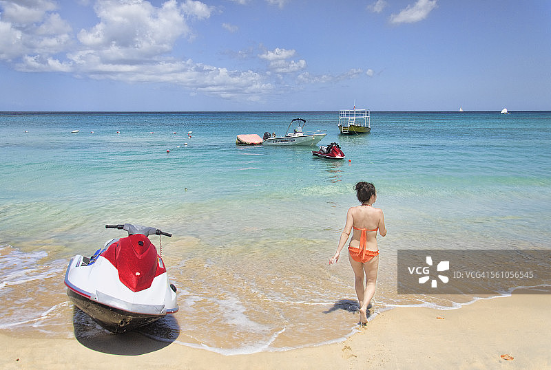 在巴巴多斯海滩上的女人图片素材