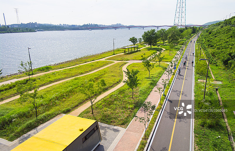 在河滨公园骑自行车图片素材