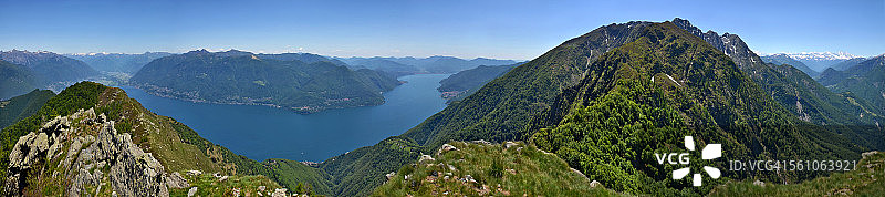 马焦雷湖和瑞士阿尔卑斯山全景图片素材