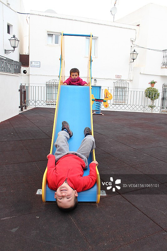 兄弟俩在公园里玩耍图片素材