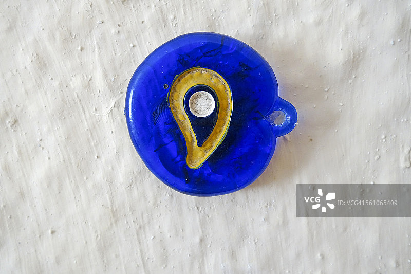墙上的塑料土耳其蓝眼睛护身符图片素材