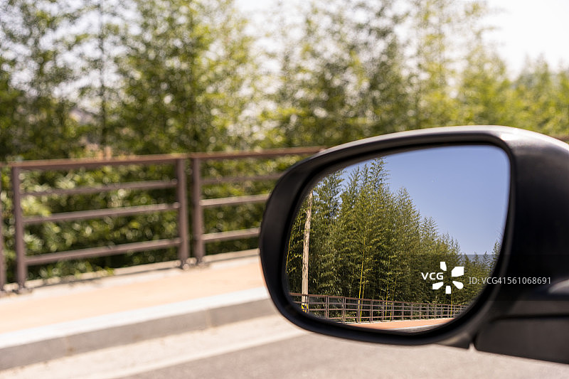 汽车后视镜中的森林倒影图片素材