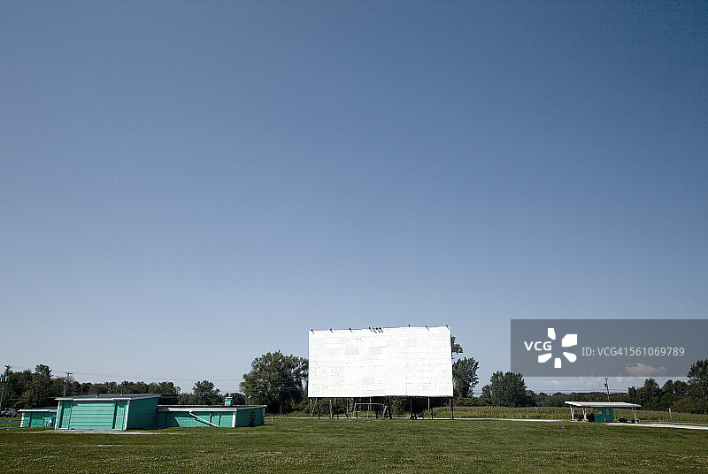 20世纪50年代废弃的汽车电影院屏幕图片素材