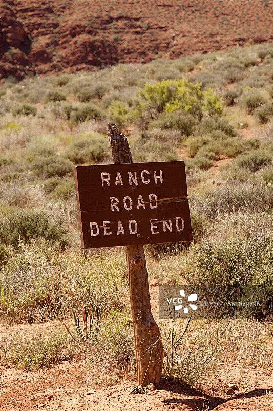 沙漠中的牧场道路尽头标志图片素材