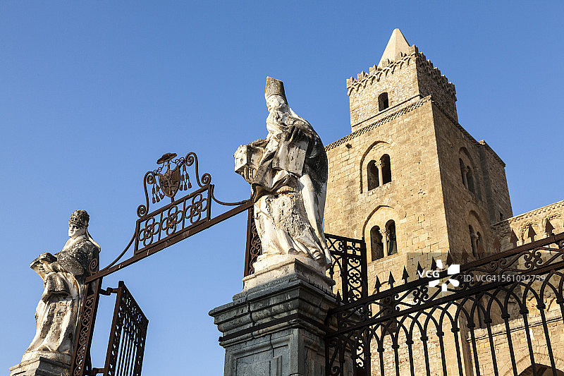 切法卢大教堂的入口，意大利西西里岛巴勒莫图片素材