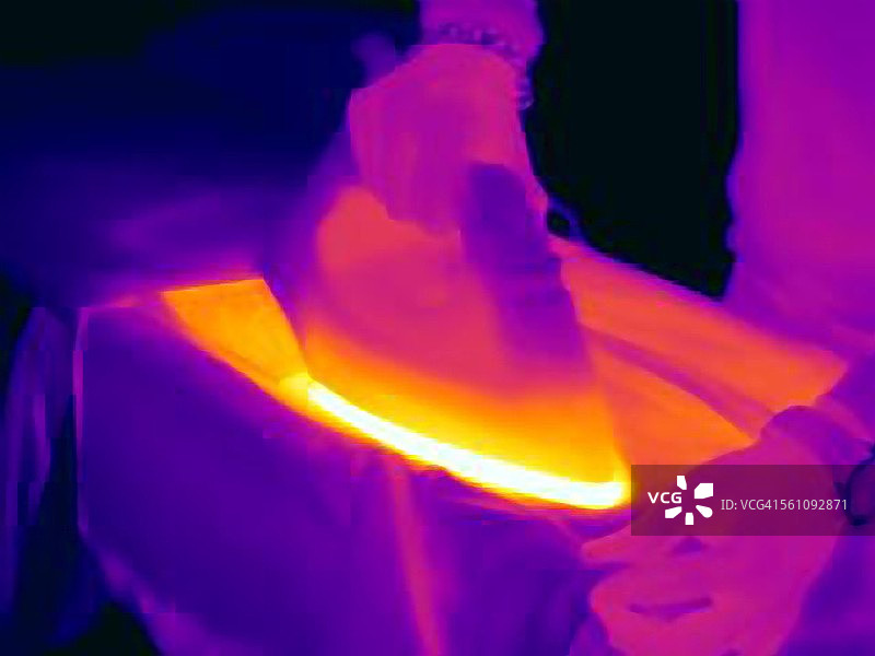 女人在家熨衣服的热成像图图片素材