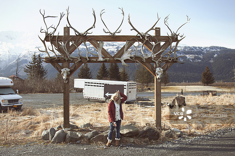 阿拉斯加州安克雷奇，吉尔德伍德拱门旁的动物头骨女人图片素材