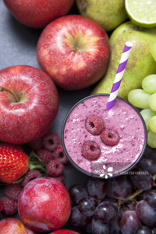 新鲜水果和覆盆子冰沙静物俯视图图片素材