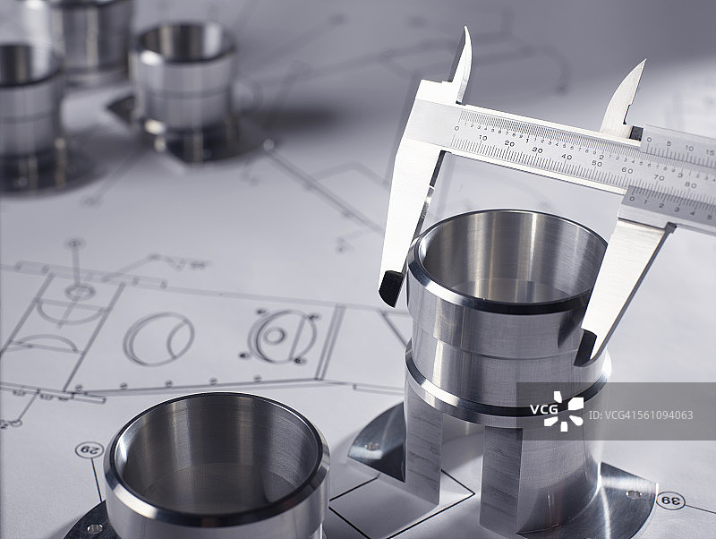 测量精密零件的游标卡尺图片素材