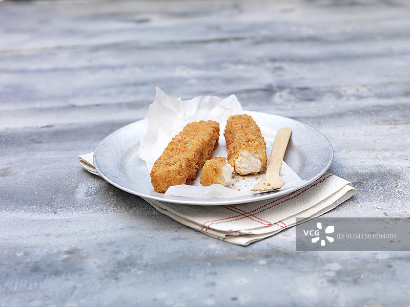 钢桌上炸面包鱼条图片素材