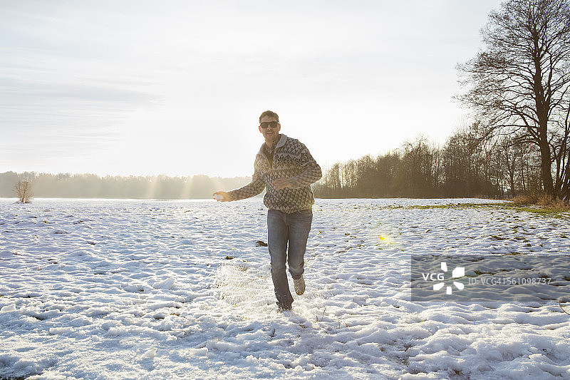 在德国拜仁泰辛的冬天享受自然的男人图片素材