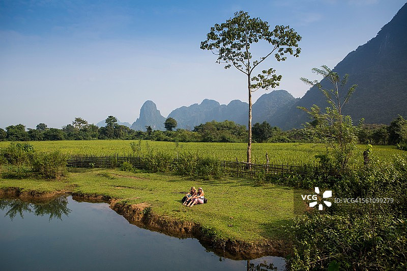 两个女人在老挝万荣南松河畔放松身心图片素材