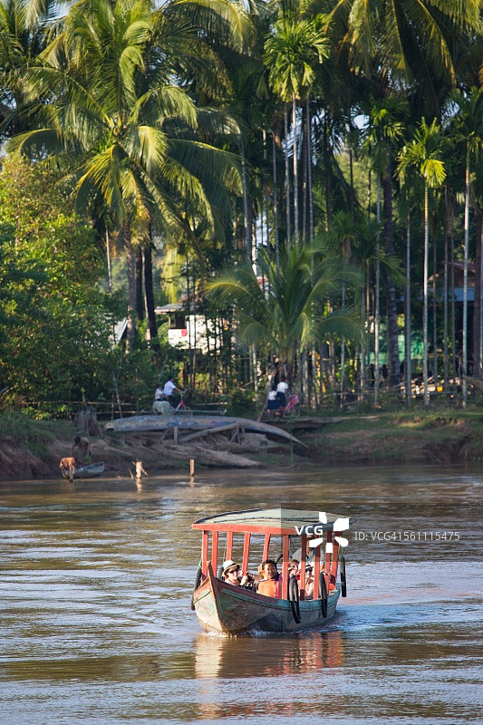 游客在老挝东德岛湄公河上巡游图片素材