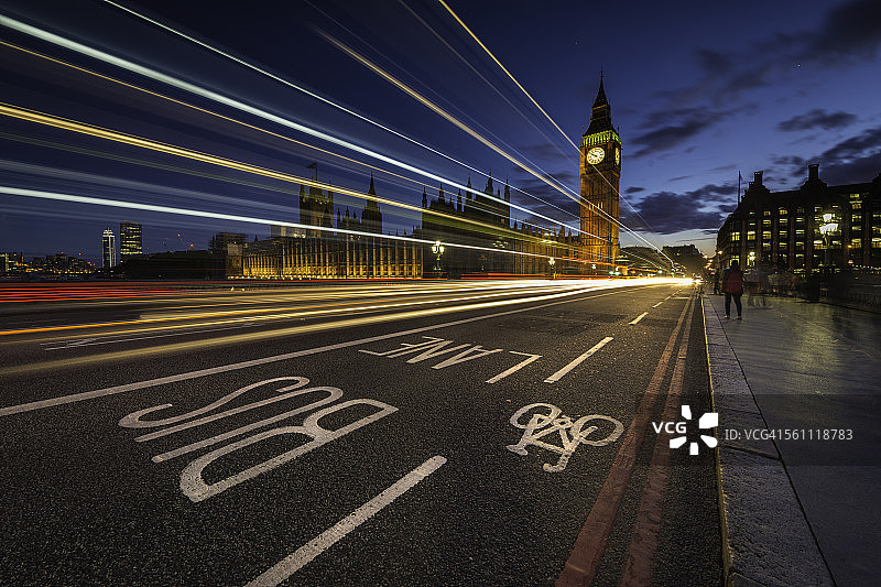 威斯敏斯特桥上的公交车与自行车道图片素材