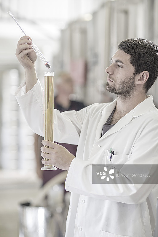 酿酒师在啤酒厂品尝啤酒图片素材