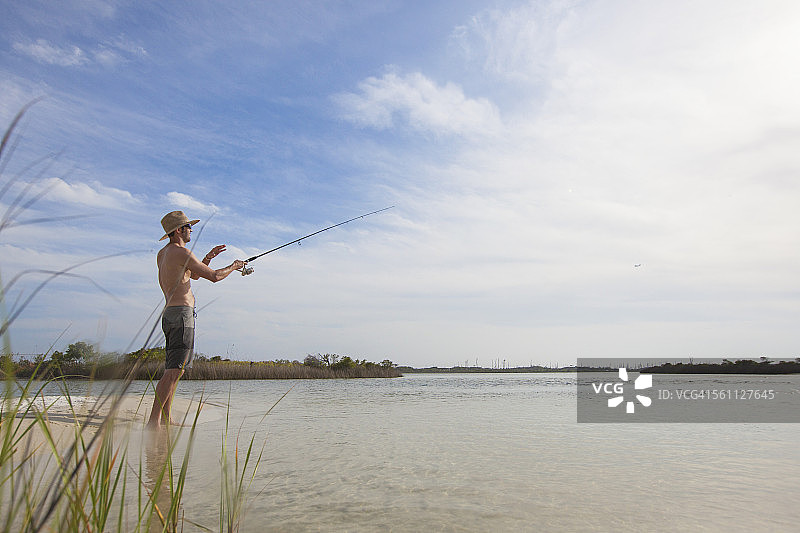 中年男人在美国佛罗里达州沃尔顿堡钓鱼图片素材