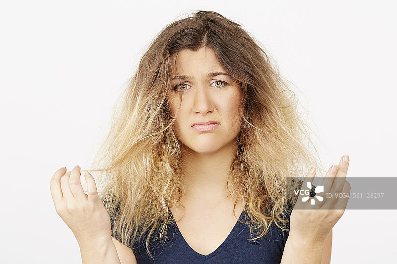 染发受损的年轻女人图片素材