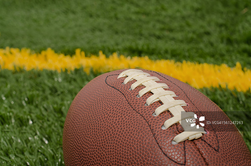 人造草地上的美式橄榄球图片素材
