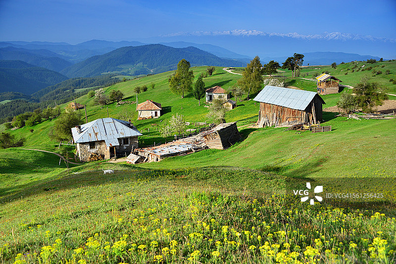 保加利亚罗多彼山脉田园诗般的村庄图片素材