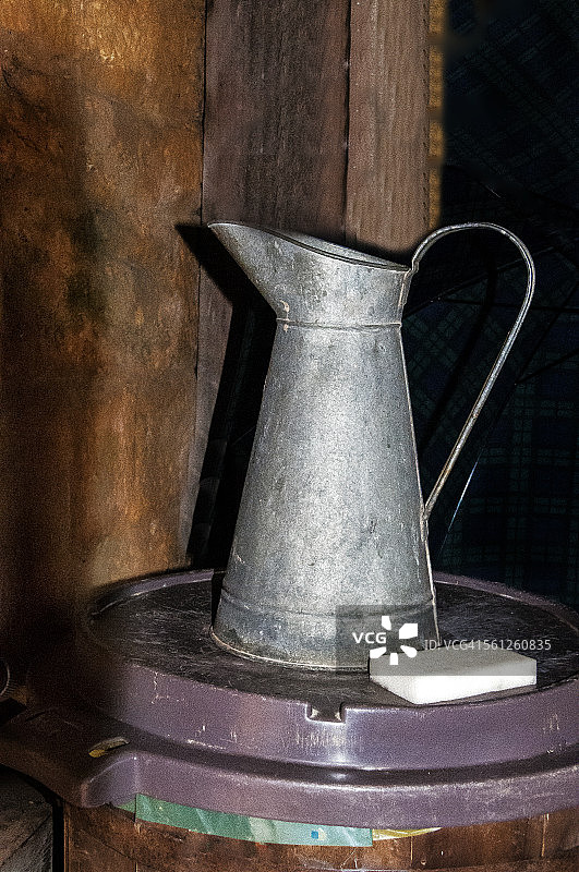 金属罐和肥皂图片素材