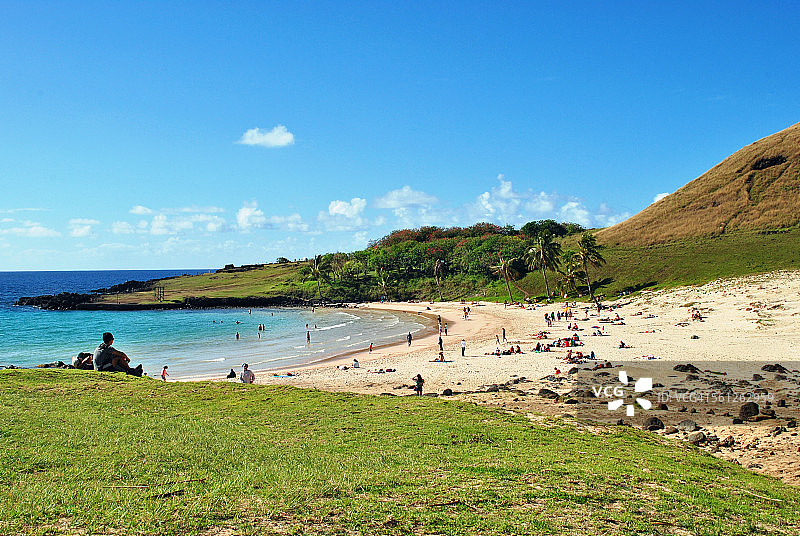 阿纳凯纳海滩的游客，复活节岛图片素材