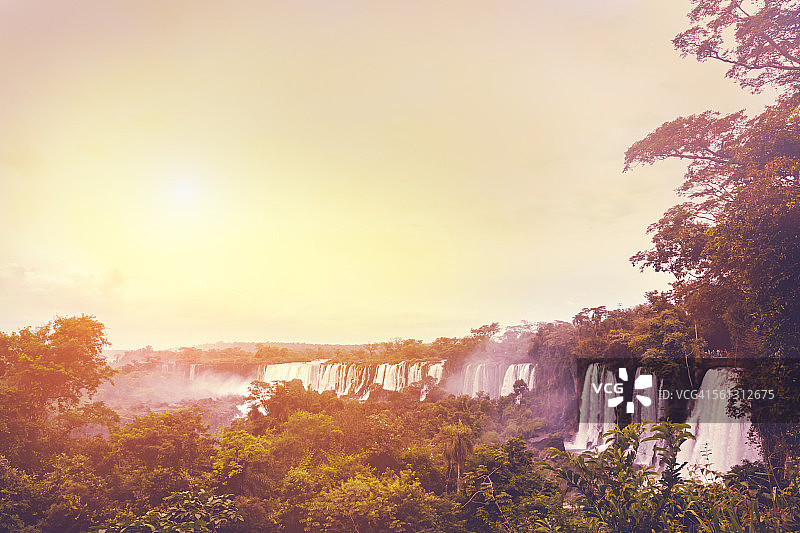 伊瓜苏瀑布上的魔法景色图片素材