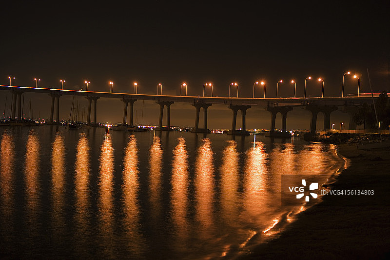 美国加州圣地亚哥科罗纳多海湾大桥夜景全景图片素材