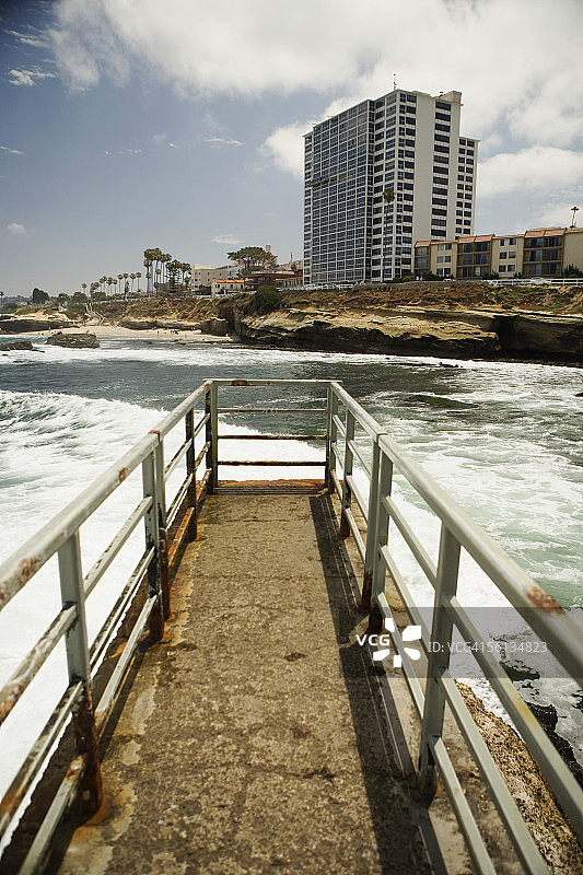 美国加利福尼亚州圣地亚哥拉霍亚礁石小路的俯视角度图片素材