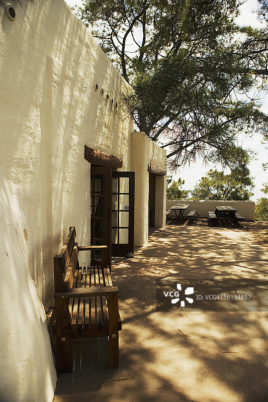 美国加利福尼亚州圣地亚哥托里松州立保护区内粉饰灰泥建筑的侧面照图片素材