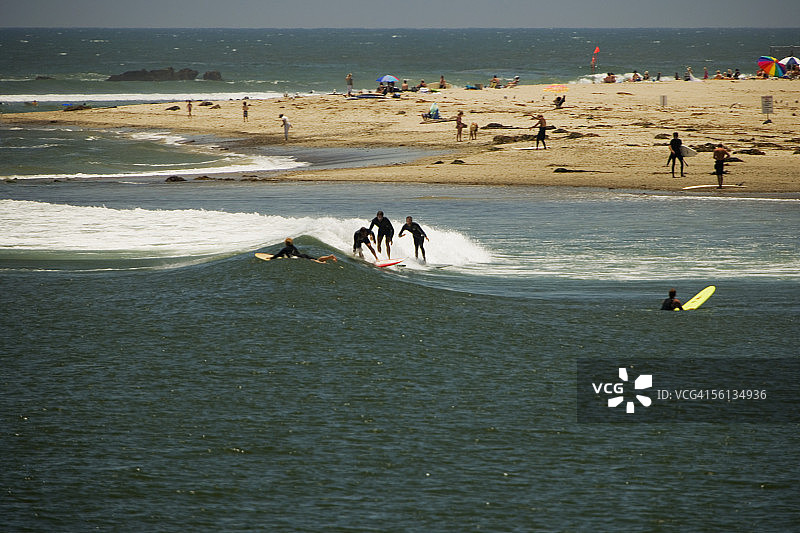 美国加利福尼亚州马里布冲浪人群的远景图片素材