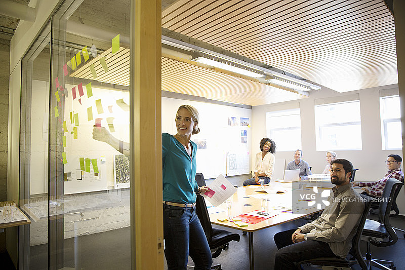 女商人领导团队会议图片素材