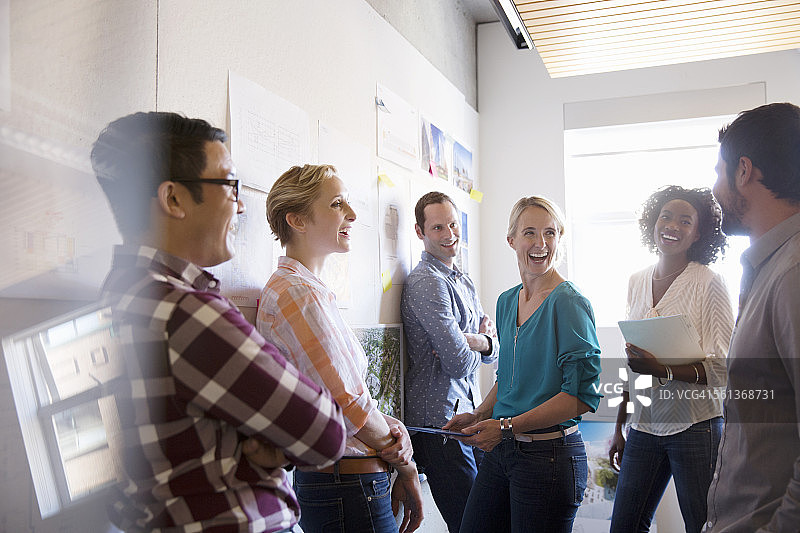 在会议中欢笑的商人们图片素材