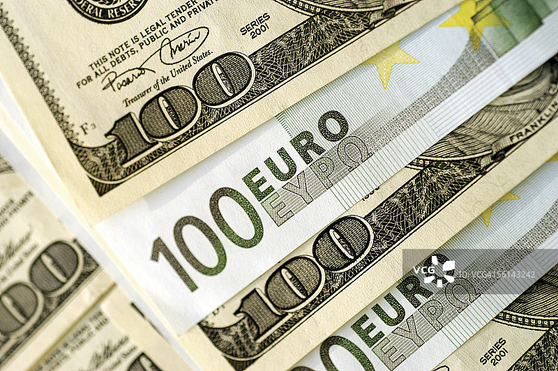 100欧元纸币和100美元纸币特写图片素材