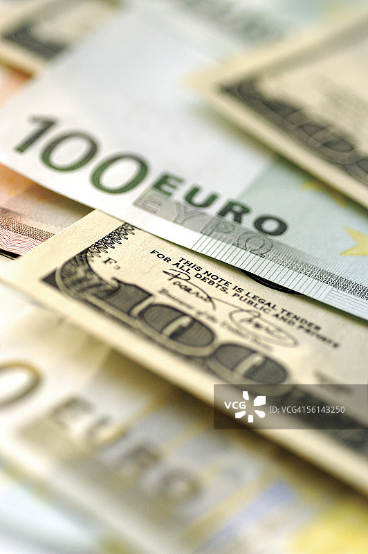 100欧元纸币和100美元纸币特写图片素材