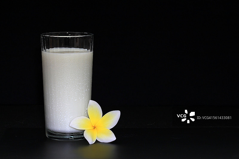 冰牛奶和鸡蛋花图片素材