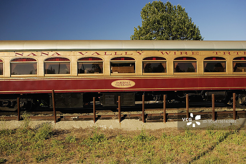 铁路轨道上的通勤火车图片素材