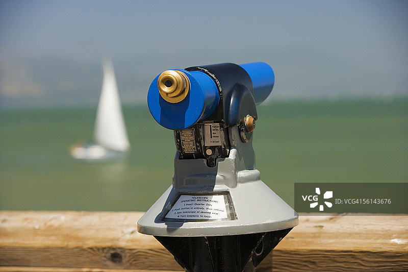 特写：手持望远镜图片素材