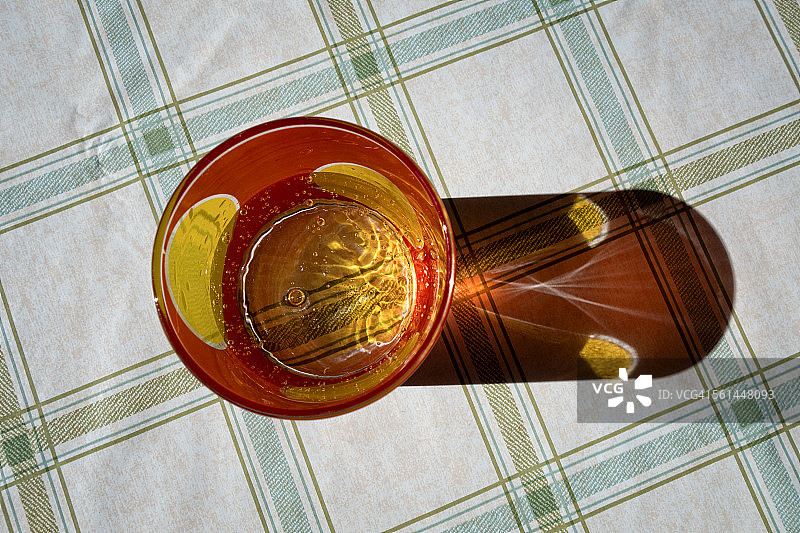 一杯水和桌布图片素材