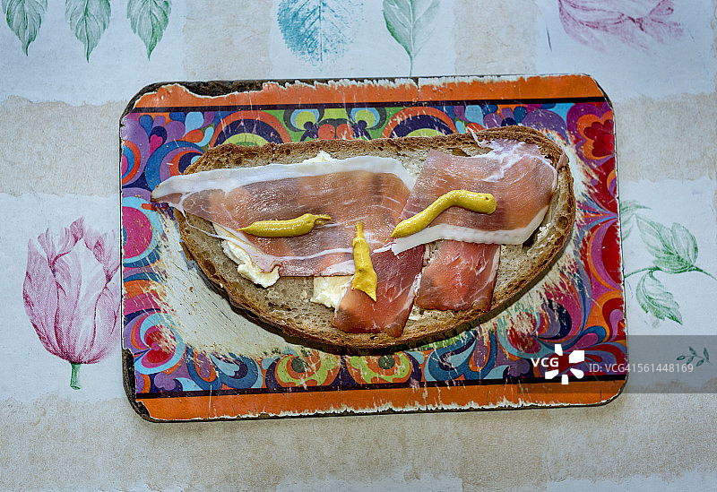 烟熏火腿芥末面包图片素材