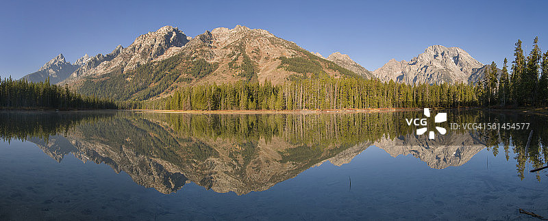 倒映在斯String湖中的大提顿山脉图片素材