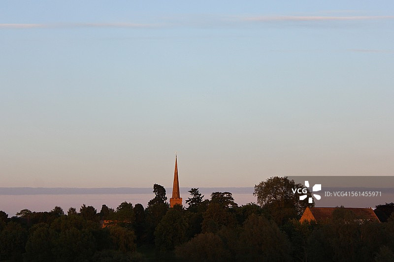 傍晚天空下的教堂尖顶，留有文案空间图片素材